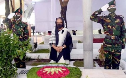 নিহত স্বজনদের সমাধিতে প্রধানমন্ত্রীর শ্রদ্ধা