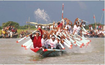 যমুনা নদীতে ঐতিহ্যবাহী নৌকাবাইচ অনুষ্ঠিত