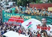 ফুলের শুভেচ্ছায় সিক্ত হয়ে বাফুফে ভবনে সাবিনারা