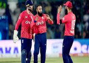 দেড় যুগ পর পাকিস্তানের মাটিতে খেলতে নেমে জয়ের হাসি ইংল্যান্ডের