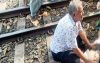 ট্রেন থেকে পড়ে বাবার সামনে ছেলের মৃত্যু