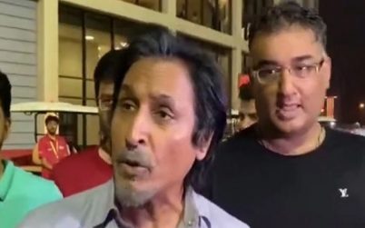 রেগে ভারতীয় সাংবাদিকের ফোন কেড়ে নিলেন রমিজ