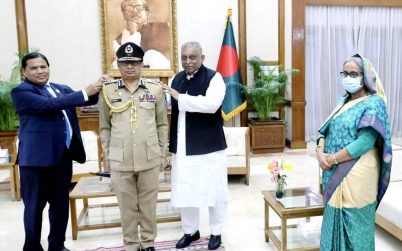 আইজিপিকে র‌্যাংক ব্যাজ পরালেন মাননীয় প্রধানমন্ত্রী