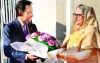 ব্রুনাইয়ের সুলতান হাজি হাসানাল প্রধানমন্ত্রীর কার্যালয়ে পৌঁছলে প্রধানমন্ত্রী শেখ হাসিনা ফুল দিয়ে শুভেচ্ছা