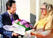 ব্রুনাইয়ের সুলতান হাজি হাসানাল প্রধানমন্ত্রীর কার্যালয়ে পৌঁছলে প্রধানমন্ত্রী শেখ হাসিনা ফুল দিয়ে শুভেচ্ছা