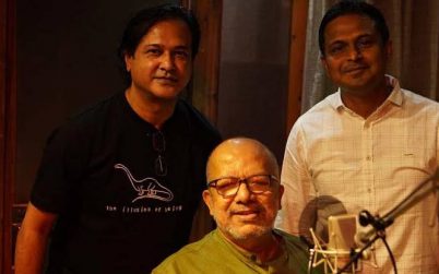 গীতিকার ও সুরকার কবীর সুমন তার সঙ্গে বাংলাদেশের তুমুল জনপ্রিয় কণ্ঠশিল্পী আসিফ