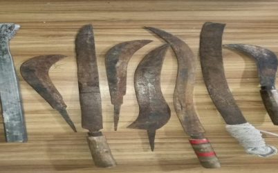 চট্টগ্রামে একটি স্কুলের পরিত্যক্ত কক্ষ থেকে দেশীয় অস্ত্র উদ্ধার