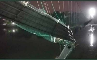 গুজরাটের মাচ্চু নদীর ওপর সেতু ভেঙে পড়ার ঘটনায় মৃতের সংখ্যা বেড়েই চলেছে