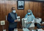 প্রধানমন্ত্রী হাতে বিশ্বে বিরল অনন্য শেখ হাসিনা’ বইটি তুলে দিয়েছেন লেখক সংসদ সদস্য রবি