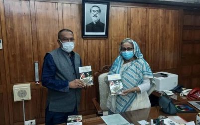 প্রধানমন্ত্রী হাতে বিশ্বে বিরল অনন্য শেখ হাসিনা’ বইটি তুলে দিয়েছেন লেখক সংসদ সদস্য রবি