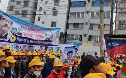 মেট্রোরেলের উদ্বোধন উপলক্ষে উত্তরার দিয়াবাড়িতে ঢল নেমেছে মানুষের