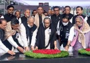 শহীদ বুদ্ধিজীবী দিবসে বঙ্গবন্ধুর পুষ্পস্তবক অর্পণ করেন প্রধানমন্ত্রী