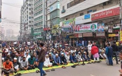 নয়াপল্টনে রাস্তার মধ্যে জুমার নামাজ আদায় করলেন নেতা কর্মীরা
