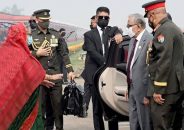 রাষ্ট্রপতি এবং প্রধানমন্ত্রী বিজয় দিবস উদযাপন উপলক্ষ্যে জাতীয় প্যারেড গ্রাউন্ডে