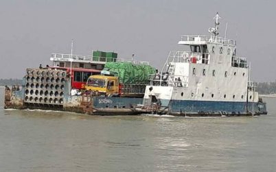 ঘন কুয়াশার কারণে দৌলতদিয়া-পাটুরিয়া নৌরুটে ফেরি চলাচল বন্ধ