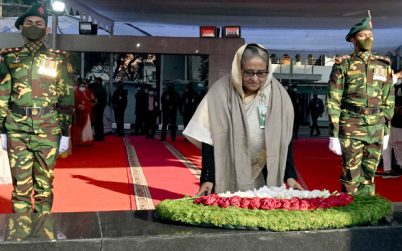স্বদেশ প্রত্যাবর্তন দিবস : বঙ্গবন্ধুর প্রতিকৃতিতে প্রধানমন্ত্রীর শ্রদ্ধা