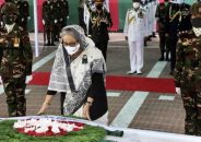টুঙ্গিপাড়ায় বঙ্গবন্ধুর সমাধিতে পুষ্পস্তবক অর্পণ করে প্রধানমন্ত্রী
