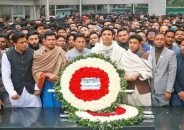 বঙ্গবন্ধুর প্রতিকৃতিতে ফুল দিয়ে শ্রদ্ধা জানিয়েছেন সংগঠনটির নেতাকর্মীরা
