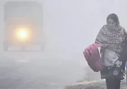 কুয়াশার চাদরে ঢেকে আছে রাজধানী ঢাকা
