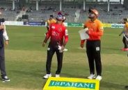 টস জিতে খুলনাকে ব্যাটিংয়ে পাঠালো কুমিল্লা