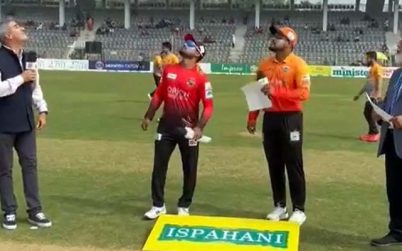 টস জিতে খুলনাকে ব্যাটিংয়ে পাঠালো কুমিল্লা