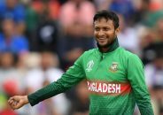 আরেকটি মাইলফলকের সামনে দাঁড়িয়ে সাকিব