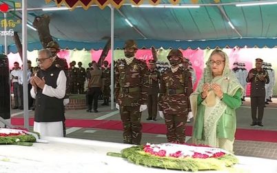 বঙ্গবন্ধুর সমাধিতে রাষ্ট্রপতি ও প্রধানমন্ত্রীর শ্রদ্ধা