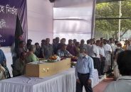 শহীদ মিনারে ডা. জাফরুল্লাহ চৌধুরীকে শ্রদ্ধা জানাচ্ছেন সর্বস্তরের মানুষ