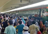 যাত্রী চাপ বেড়েছে কমলাপুরে, সময়মতো ছাড়ছে ট্রেন
