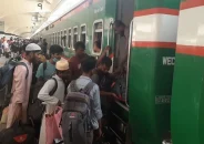 ঈদযাত্রার দ্বিতীয় দিনেও দেরিতে ছাড়ছে ট্রেন