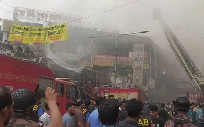 ঢাকা নিউমার্কেটে আগুন, নিয়ন্ত্রণে কাজ করছে ২৮ ইউনিট