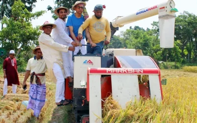 ৪০ একর জমির পাকা ধান কেটে দিল কৃষক লীগ