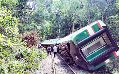 হঠাৎ ট্রেনের সামনে গাছ ভেঙে পড়ে, ব্রেক চাপলে ধাক্কা খেয়ে লাইনচ্যুত হয়