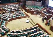 আন্তঃনগর ট্রেনের ক্যাটারিং সার্ভিস চালায় সরকার বিরোধী লোকজন