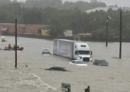 সৌদিতে ভারি বর্ষণ, বজ্রপাত ও শিলাবৃষ্টিতে তলিয়ে গেছে রাস্তা, ভেসে গেছে গাড়ি!