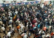কমলাপুরে ট্রেনের টিকিটের জন্য উপচেপড়া ভিড়