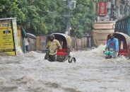 বৃষ্টিতে ডুবেছে ঢাকার সড়ক-অলিগলি