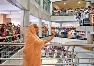 ১০ টাকায় টিকিট কেটে চোখ দেখালেন প্রধানমন্ত্রী